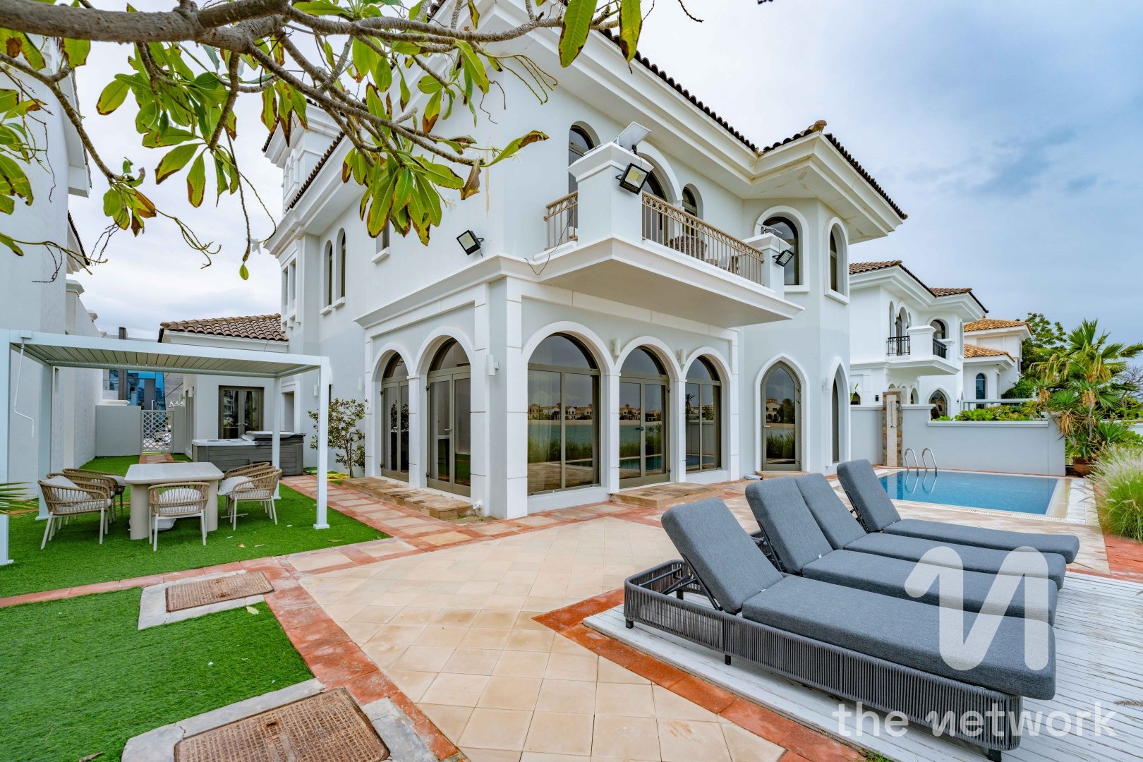 Fully Furnished | Stunning View | Upgraded — Garden Homes Frond L