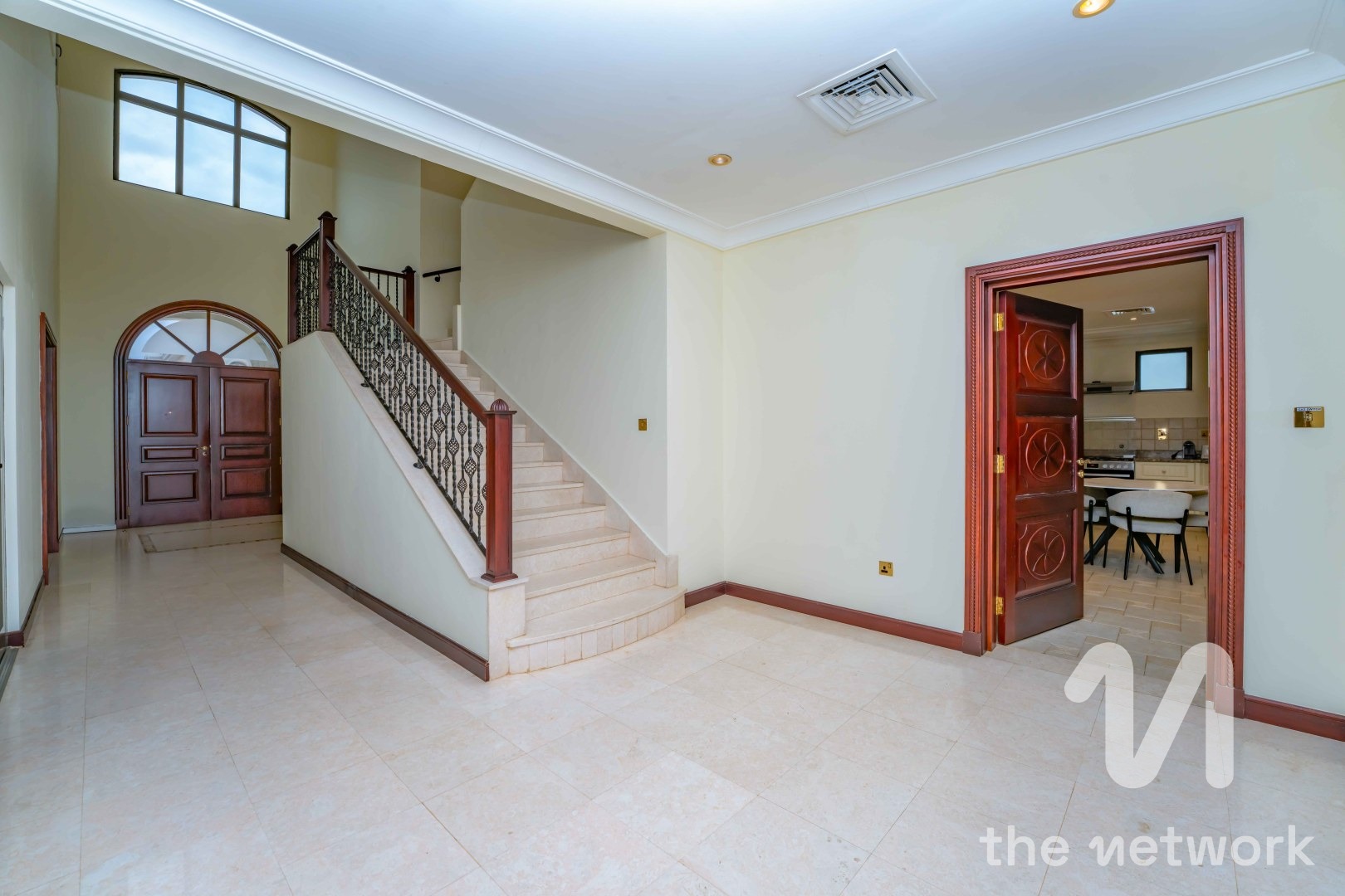 Fully Furnished | Stunning View | Upgraded — Garden Homes Frond L