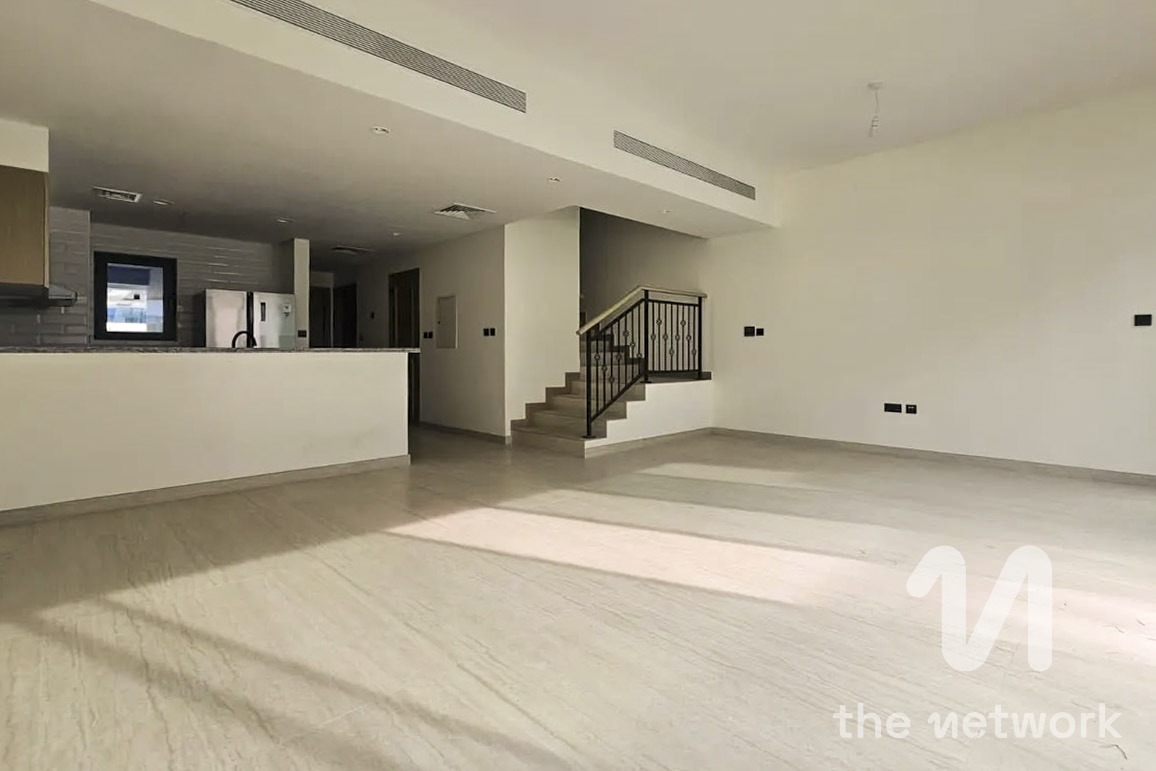 Elegant 4BR Townhouse in Santorini| Vacant — Santorini