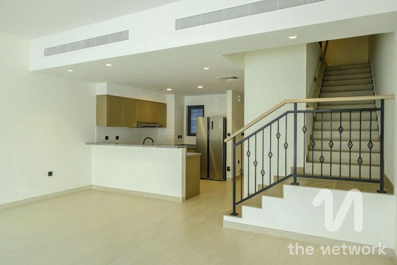 Elegant 4BR Townhouse in Santorini| Vacant — Santorini